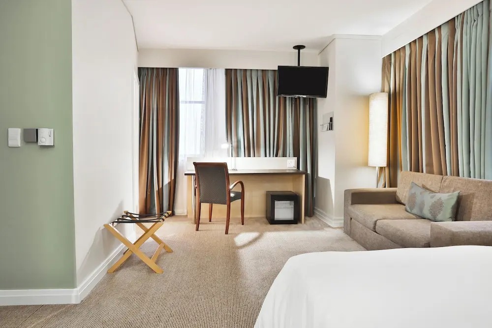 هتل هالیدی این